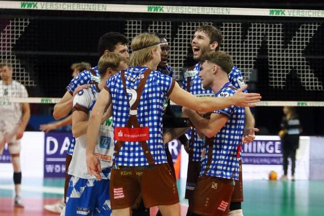 Herrschinger Jubel über Punktgewinn He Volleyballl, Bundesliga 20223 24, WWK Volleys Herrsching vs SVG Lueneburg, 01 11 23, BMW Park Muenchen, Copyright: WolfgangxFehrmann
