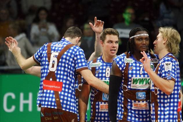 2 from left Jonas KAMINSKI Herrsching GER , 2 v r Magloire MAYAULA Herrsching , He Volleyballl, Bundesliga 20223 24, WWK Volleys Herrsching vs SVG Lueneburg, 01 11 23, BMW Park Munich, Copyright: WolfgangxFehrmann