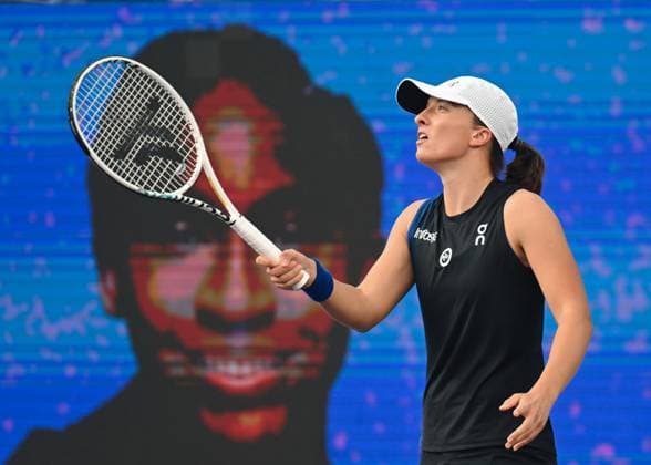 2023 WTA, Tennis Damen Finals - Day 4 CANCUN, MEXICO - NOVEMBER 1: Poland s Iga Swiatek during a warm up before her match against Coco Gauff of the USA, on Day 4 of the GNP Seguros WTA Finals Cancun 2023 part of the Hologic WTA Tour, on November 1, 2023, in Cancun, Quintana Roo, Mexico. Cancun Mexico  Copyright: xArturxWidakx originalFilename:widak-2023wtaf231101_npQeE.jpg