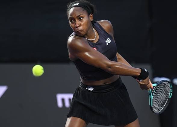 2023 WTA, Tennis Damen Finals - Day 4 CANCUN, MEXICO - NOVEMBER 1: Coco Gauff of the USA in action during her match against Poland s Iga Swiatek, on Day 4 of the GNP Seguros WTA Finals Cancun 2023 part of the Hologic WTA Tour, on November 1, 2023, in Cancun, Quintana Roo, Mexico. Cancun Mexico  Copyright: xArturxWidakx originalFilename:widak-2023wtaf231101_npyZQ.jpg