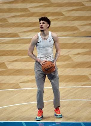 CHARLOTTE, NC - OCTOBER 30: Charlotte Hornets forward LaMelo Ball warms up prior to start of the NBA, Basketball Herren, USA game between the Charlotte Hornets and the Brooklyn Nets on October 30, 2023 at the Spectrum Center in Charlotte, NC. (Photo by John Rivera Icon Sportswire) NBA: OCT 30 Nets at Hornets EDITORIAL USE ONLY Icon426231030026