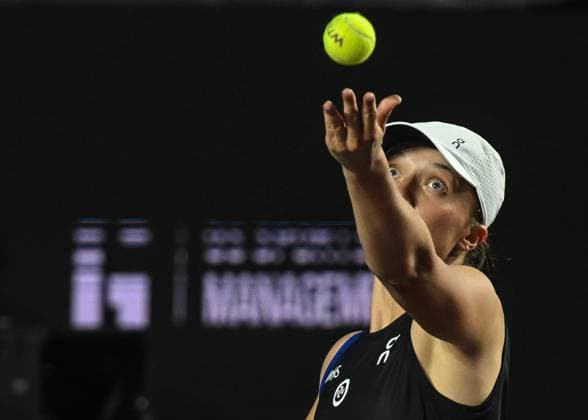 2023 WTA, Tennis Damen Finals - Day 4 CANCUN, MEXICO - NOVEMBER 1: Poland s Iga Swiatek in action during her match against Coco Gauff of the USA, on Day 4 of the GNP Seguros WTA Finals Cancun 2023 part of the Hologic WTA Tour, on November 1, 2023, in Cancun, Quintana Roo, Mexico. Cancun Mexico  Copyright: xArturxWidakx originalFilename:widak-2023wtaf231101_npSkf.jpg