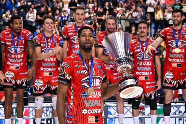 Bilder des Jahres 2023, Sport 11 November Sport Themen der Woche KW44 Wilfredo Leon , captain of the Sir Susa Vim Perugi team winners of the Del MonteÃ‚Â® Supercoppa SuperLega 2023 during Final - Cucine Lube Civitanova vs Sir Susa Vim Perugia, Volleyball Italian Supercup Men match in Biella, Italy, November 01 2023  Copyright: xDuilioxDellaxLibera IPAxSportx x xx IPA_41370795 IPA_Agency_IPA41370795