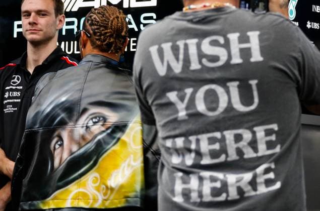 Sport Bilder des Tages Preparação para Grande Premio F1 SÃO PAULO, SP - 02.11.2023: PREPARAÇÃO PARA GRANDE PREMIO F1 - Pilots are beginning to arrive for the final adjustments before the Rolex Brasil Formula 1 Grand Prix, this Thursday (02), at the Interlagos racetrack, south of the capital of São Paulo. In the photo, Lewis Hamilton 44, MERCEDES, wears a tribute to the Brazilian driver, Ayton Senna. (Photo: Aloisio Mauricio Fotoarena) x2455848x  AloisioxMauricio