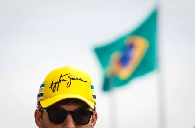 Sport Bilder des Tages Preparação para Grande Premio F1 SÃO PAULO, SP - 02.11.2023: PREPARAÇÃO PARA GRANDE PREMIO F1 - Pilots are beginning to arrive for the final adjustments before the Rolex Brasil Formula 1 Grand Prix, this Thursday (02), at the Interlagos racetrack, south of the capital of São Paulo. In the photo, Pierre Gasly 10, ALPINE, comes with a cap in honor of the Brazilian driver, Ayrton Senna. (Photo: Aloisio Mauricio Fotoarena) x2455878x  AloisioxMauricio