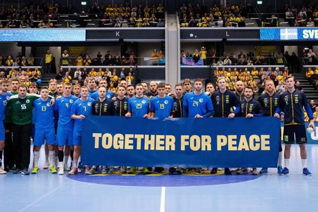 Bilder des Jahres 2023, Sport 11 November Sport Themen der Woche KW44 Sport Bilder des Tages 231102 Players of Sweden and Ukraine with a banner ahead of the International Friendly, Länderspiel, Nationalmannschaft Handball match between Sweden and Ukraine on November 2, 2023 in Eskilstuna. Photo: Jesper Zerman BILDBYRAN kod JZ JZ0440 handball handboll handball landslag sverige sweden ukraina national teams bbeng *** 231102 Players of Sweden and Ukraine with a banner ahead of the international friendly Handball match between Sweden and Ukraine on November 2, 2023 in Eskilstuna Photo Jesper Zerman BILDBYRAN code JZ JZ0440 handball handboll handball landslag sverige sweden ukraina national teams bbeng  Copyright: JESPERxZERMAN BB231102JZ011