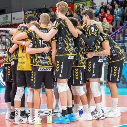 The team of the Powervolleys Düren form a circle, swear in with a team circle before the kickoff, circle, team circle, concentration, camaraderie, speech, motivation, 02 11 2023, Düren Germany , Volleyball, 1 Bundesliga, SWD Powervolleys Düren Helios Grizzlys Giesen xmhx