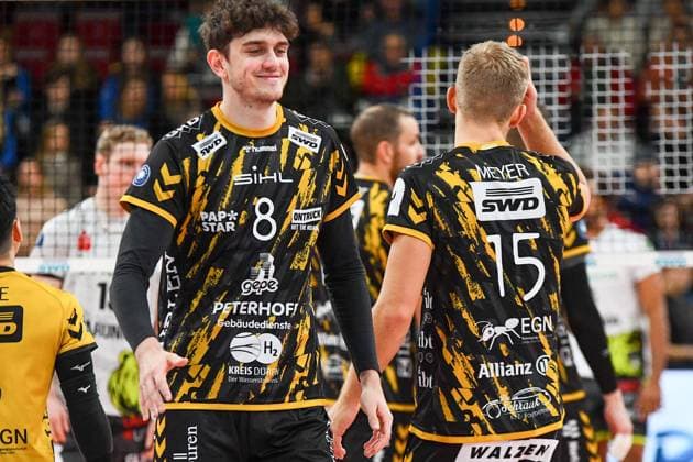 v li Robin Baghdady Powervolleys Düren, 8 , Leo Meyer Powervolleys Düren, 15 laughs, laughing, cheerful, beaming, optimistic, 02 11 2023, Düren Germany , Volleyball, 1 Bundesliga, SWD Powervolleys Düren Helios Grizzlys Giesen xmhx