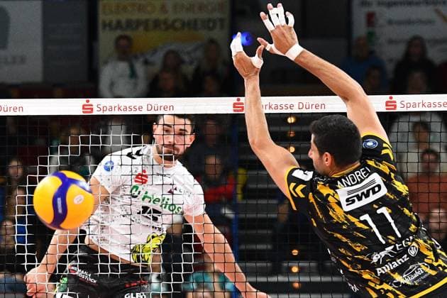 f le Lorenz Karlitzek Helios Grizzlys Giesen, 15 with butterfly, Michael Andrei Powervolleys Düren, 11 , action, game scene, 02 11 2023, Düren Germany , Volleyball, 1 Bundesliga, SWD Powervolleys Düren Helios Grizzlys Giesen xmhx