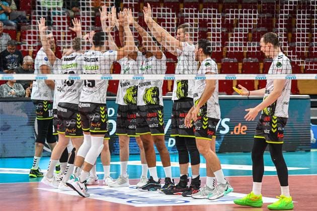 The team of Helios Grizzlys Giesen during the high-five before the start of the match, 02 11 2023, Düren Germany , Volleyball, 1 Bundesliga, SWD Powervolleys Düren Helios Grizzlys Giesen xmhx