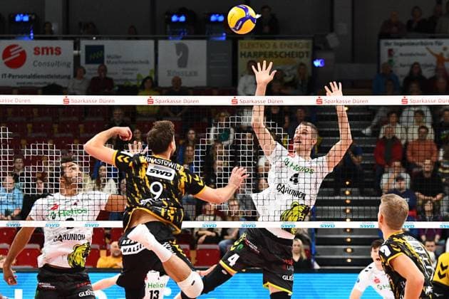 Marcin Ernastowicz Powervolleys Düren, 9 with smash, Michiel Ahyi Helios Grizzlys Giesen, 6 and Noah Baxpöhler Baxpoehler Helios Grizzlys Giesen, 4 form the block, action, game scene, 02 11 2023, Düren Germany , Volleyball, 1 Bundesliga, SWD Powervolleys Düren Helios Grizzlys Giesen xmhx