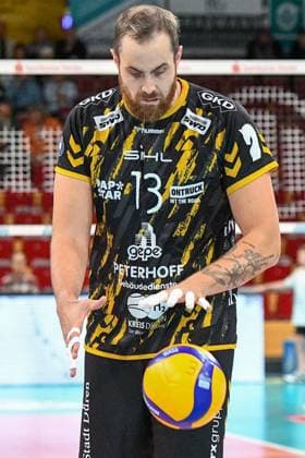 Sebastian Gevert Powervolleys Düren, 13 on serve, concentrated, , 02 11 2023, Düren Germany , Volleyball, 1 Bundesliga, SWD Powervolleys Düren Helios Grizzlys Giesen xmhx