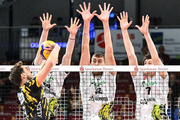 f le Marcin Ernastowicz Powervolleys Düren, 9 plays the ball, Fedor Ivanov Helios Grizzlys Giesen, 13 , Jakob Günthör Guenthoer Helios Grizzlys Giesen, 12 , Ilya Goldrin Helios Grizzlys Giesen, 7 make the block, action, game scene, 02 11 2023, Düren Germany , Volleyball, 1 Bundesliga, SWD Powervolleys Düren Helios Grizzlys Giesen xmhx