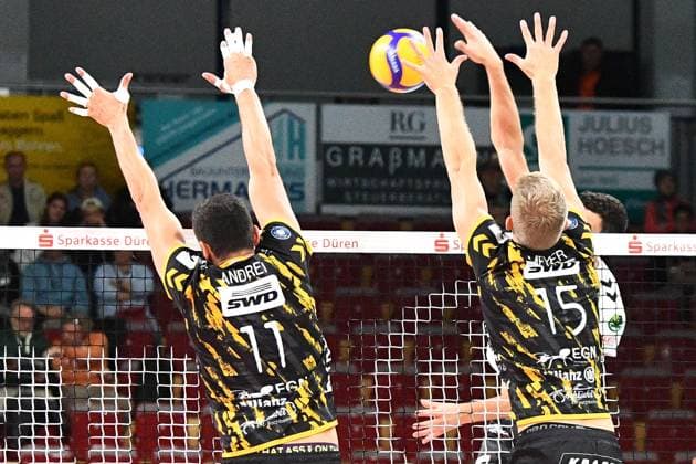 from left Michael Andrei Powervolleys Düren, 11 and Leo Meyer Powervolleys Düren, 15 during block formation, action, game scene, 02 11 2023, Düren Germany , Volleyball, 1 Bundesliga, SWD Powervolleys Düren Helios Grizzlys Giesen xmhx