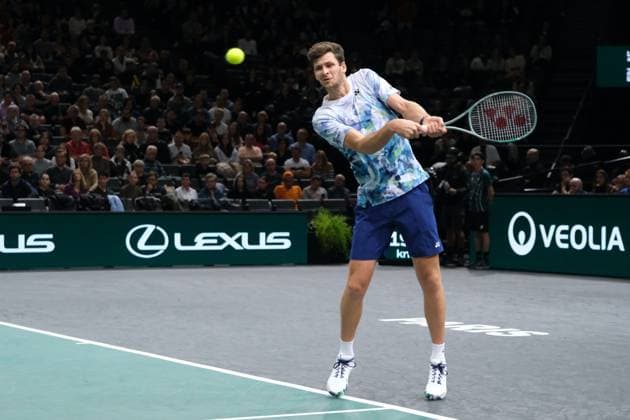 November 3, 2023, Paris, France: Polish player HUBERT HURKACZ returns the ball to Bulgarian player GRIGOR DIMITROV.during the quarter final of Rolex Paris Masters 1000 tournament at Paris Accor Arena Stadium - France Paris France - ZUMAp119 20231103_zaf_p119_002 Copyright: xPierrexSteveninx