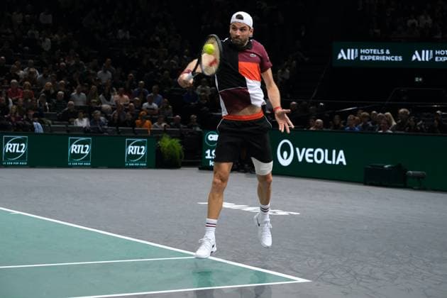 November 3, 2023, Paris, France: Bulgarian player GRIGOR DIMITROV returns the ball to Polish player HUBERT HURKACZ during the quarter final of Rolex Paris Masters 1000 tournament at Paris Accor Arena Stadium - France Paris France - ZUMAp119 20231103_zaf_p119_017 Copyright: xPierrexSteveninx
