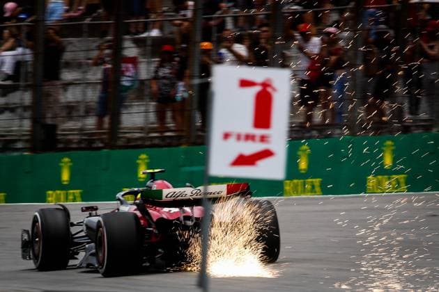 Sport Bilder des Tages Dia de treinos no GP São Paulo 2023 SÃO PAULO, SP - 03.11.2023: DIA DE TREINOS NO GP SÃO PAULO 2023 - First day of free training for the Formula 1 Rolex Grand Prix of São Paulo 2023, this Thursday (02), at the Interlagos racetrack, south of the capital. In the photo, Oscas Piastri, McLAREN and Lando Norris play with playing cards before the start of training. (Photo: Aloisio Mauricio Fotoarena) x2456364x  AloisioxMauricio