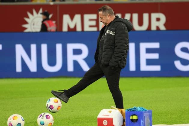 GER, 2 FBL Fortuna Duesseldorf vs SV Wehen Wiesbaden 03 11 2023, Merkur Spiel Arena, Duesseldorf, GER, 2 FBL Fortuna Duesseldorf vs SV Wehen Wiesbaden, in the picture Markus Kauczinski Headcoach Wiesbaden , with ball nordphotoxGmbHx xMeuter nph00351