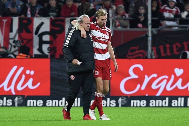 Soccer 2 Bundesliga 12 Matchday Fortuna Düsseldorf SV Wehen Wiesbaden on 03 11 2023 at Merkur Spiel Arena in Düsseldorf Vincent Vermeij Düsseldorf leaves the pitch injured DFL regulations prohibit any use of photographs as image sequences and or quasi video xRx