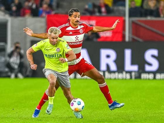 Thijmen Goppel SV Wehen Wiesbaden, 09 , has beaten Emmanuel Iyoha Fortuna Duesseldorf, 19 and goes into the sprint Fortuna Duesseldorf vs SV Wehen Wiesbaden, Football, 2 Bundesliga, Matchday 12, Season 2023 2024, 03 11 2023 DFB DFL Regulations prohibit any use of Photographs as image sequences and or quasi video Fortuna Duesseldorf vs SV Wehen Wiesbaden, Football, 2 Bundesliga, Matchday 12, Season 2023 2024, 03 11 2023 Duesseldorf Copyright: xEibner-Pressefoto ThomasxHaeslerx EP_THR