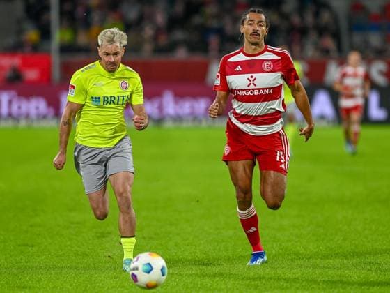 Sprint to the ball by Thijmen Goppel SV Wehen Wiesbaden, 09 , and Emmanuel Iyoha Fortuna Duesseldorf, 19 Fortuna Duesseldorf vs SV Wehen Wiesbaden, Football, 2 Bundesliga, Matchday 12, Season 2023 2024, 03 11 2023 DFB DFL Regulations prohibit any use of Photographs as image sequences and or quasi video Fortuna Duesseldorf vs SV Wehen Wiesbaden, Football, 2 Bundesliga, Matchday 12, Season 2023 2024, 03 11 2023 Duesseldorf Copyright: xEibner-Pressefoto ThomasxHaeslerx EP_THR