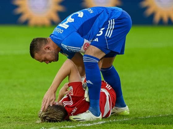 Florian Kastenmeier Fortuna Duesseldorf, 33 takes care of the injured Vincent Vermeij Fortuna Duesseldorf, 09 Who has to be substituted Fortuna Duesseldorf vs SV Wehen Wiesbaden, Football, 2 Bundesliga, Matchday 12, Season 2023 2024, 03 11 2023 DFB DFL Regulations prohibit any use of Photographs as image sequences and or quasi video Fortuna Duesseldorf vs SV Wehen Wiesbaden, Football, 2 Bundesliga, Matchday 12, Season 2023 2024, 03 11 2023 Duesseldorf Copyright: xEibner-Pressefoto ThomasxHaeslerx EP_THR