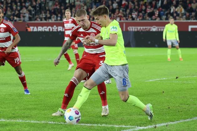 GER, 2 FBL Fortuna Duesseldorf vs SV Wehen Wiesbaden 03 11 2023, Merkur Spiel Arena, Duesseldorf, GER, 2 FBL Fortuna Duesseldorf vs SV Wehen Wiesbaden, in the picture Jordy de Wijs Fortuna Duesseldorf 30 , in a duel against Nick Bätzner Wiesbaden 8 , nordphotoxGmbHx xMeuter nph00351