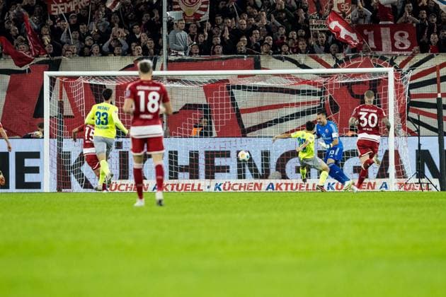 2 Soccer Bundesliga Fortuna Duesseldorf 1895 SV Wehen Wiesbaden 03 11 2023 Hyun ju Lee SV Wehen Wiesbaden, 20 shoots the 0 1 2 Soccer Bundesliga, Fortuna Duesseldorf 1895 SV Wehen Wiesbaden, Duesseldorf, Merkur Spiel Arena DFL REGULATIONS PROHIBIT ANY USE OF PHOTOGRAPHS AS IMAGE SEQUENCES AND OR QUASI VIDEO Copyright: xBEAUTIFULxSPORTS Wunderlx