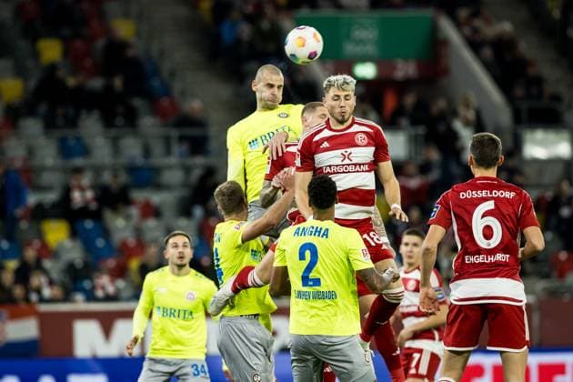 2 Soccer Bundesliga Fortuna Duesseldorf 1895 SV Wehen Wiesbaden 03 11 2023 Header duel Aleksandar Vukotic SV Wehen Wiesbaden, 26 , Jordy de Wijs Fortuna Duesseldorf, 30 , Jona Niemiec Fortuna Duesseldorf, 18 2 Soccer Bundesliga, Fortuna Duesseldorf 1895 SV Wehen Wiesbaden, Duesseldorf, Merkur Spiel Arena DFL REGULATIONS PROHIBIT ANY USE OF PHOTOGRAPHS AS IMAGE SEQUENCES AND OR QUASI VIDEO Copyright: xBEAUTIFULxSPORTS Wunderlx