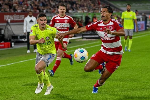 Robin Heusser SV Wehen Wiesbaden, 07 and Emmanuel Iyoha Fortuna Duesseldorf, 19 in a duel Behind Cristos Tzolis Fortuna Duesseldorf, 07 Fortuna Duesseldorf vs SV Wehen Wiesbaden, Soccer, 2 Bundesliga, Matchday 12, Season 2023 2024, 03 11 2023 DFB DFL Regulations prohibit any use of Photographs as image sequences and or quasi video Fortuna Duesseldorf vs SV Wehen Wiesbaden, Fußball, 2 Bundesliga, 12 Spieltag, Saison 2023 2024, 03 11 2023 Duesseldorf Copyright: xEibner-Pressefoto ThomasxHaeslerx EP_THR