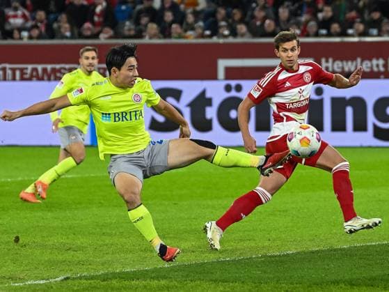 Hyunju Lee SV Wehen Wiesbaden, 20 , jumps into the flank and scores the goal for 1 0 Behind Tim Oberdorf Fortuna Duesseldorf, 15 Fortuna Duesseldorf vs SV Wehen Wiesbaden, Football, 2 Bundesliga, 12 Matchday, Season 2023 2024, 03 11 2023 DFB DFL Regulations prohibit any use of Photographs as image sequences and or quasi video Fortuna Duesseldorf vs SV Wehen Wiesbaden, Football, 2 Bundesliga, 12 Matchday, Season 2023 2024, 03 11 2023 Duesseldorf Copyright: xEibner-Pressefoto ThomasxHaeslerx EP_THR