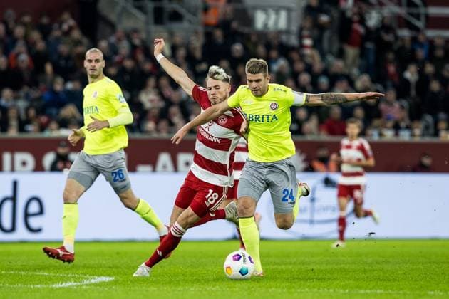 2 Soccer Bundesliga Fortuna Duesseldorf 1895 SV Wehen Wiesbaden 03 11 2023 duel Jona Niemiec Fortuna Duesseldorf, 18 , Marcus Mathisen SV Wehen Wiesbaden, 24 2 Soccer Bundesliga, Fortuna Duesseldorf 1895 SV Wehen Wiesbaden, Duesseldorf, Merkur Spiel Arena DFL REGULATIONS PROHIBIT ANY USE OF PHOTOGRAPHS AS IMAGE SEQUENCES AND OR QUASI VIDEO Copyright: xBEAUTIFULxSPORTS Wunderlx