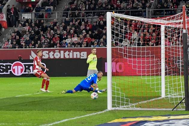 Amar Catic 34, SV Wehen Wiesbaden scores the goal to 0 2 03 11 2023 Soccer Fortuna Duesseldorf vs SV Wehen Wiesbaden, Merkur Spiel Arena, Duesseldorf, DFB DFL REGULATIONS PROHIBIT ANY USE OF PHOTOGRAPHS AS IMAGE SEQUENCES AND OR QUASI VIDEO NRW Germany Copyright: xpepphotox xHorstxMauelshagenx pep00321, pep_20231103_hm