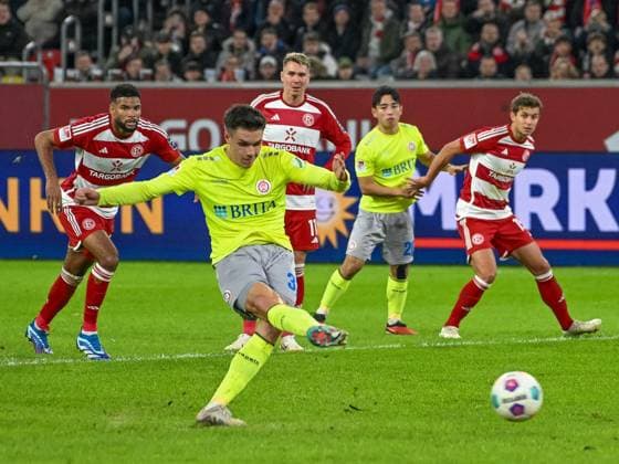 Fortuna Duesseldorf vs SV Wehen Wiesbaden, Football, 2 Bundesliga, 12 Matchday, Season 2023 2024, 03 11 2023 DFB DFL Regulations prohibit any use of Photographs as image sequences and or quasi video Fortuna Duesseldorf vs SV Wehen Wiesbaden, Football, 2 Bundesliga, 12 Matchday, Season 2023 2024, 03 11 2023 Duesseldorf Copyright: xEibner-Pressefoto ThomasxHaeslerx EP_THR