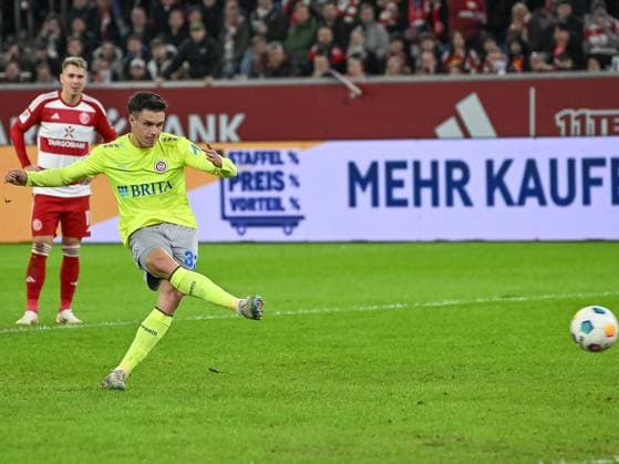 At the second attempt, John Iredale SV Wehen Wiesbaden, 33 scores the goal to make it 3-0 from the penalty spot Behind Felix Klaus Fortuna Duesseldorf, 11 Fortuna Duesseldorf vs SV Wehen Wiesbaden, Football, 2 Bundesliga, Matchday 12, Season 2023 2024, 03 11 2023 DFB DFL Regulations prohibit any use of Photographs as image sequences and or quasi video Fortuna Duesseldorf vs SV Wehen Wiesbaden, Football, 2 Bundesliga, Matchday 12, Season 2023 2024, 03 11 2023 Duesseldorf Copyright: xEibner-Pressefoto ThomasxHaeslerx EP_THR
