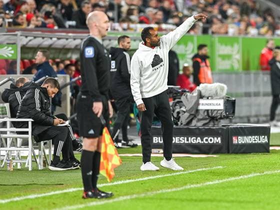 Daniel Thioune Fortuna Duesseldorf, Head coach orders his team into the free rooms Fortuna Duesseldorf vs SV Wehen Wiesbaden, Football, 2 Bundesliga, Matchday 12, Season 2023 2024, 03 11 2023 DFB DFL Regulations prohibit any use of Photographs as image sequences and or quasi video Fortuna Duesseldorf vs SV Wehen Wiesbaden, Football, 2 Bundesliga, Matchday 12, Season 2023 2024, 03 11 2023 Duesseldorf Copyright: xEibner-Pressefoto ThomasxHaeslerx EP_THR
