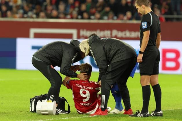 GER, 2 FBL Fortuna Duesseldorf vs SV Wehen Wiesbaden 03 11 2023, Merkur Spiel Arena, Duesseldorf, GER, 2 FBL Fortuna Duesseldorf vs SV Wehen Wiesbaden, in the picture Vincent Vermeij Fortuna Duesseldorf 9 , injury hurt pain, must be treated and later replaced nordphotoxGmbHx xMeuter nph00351