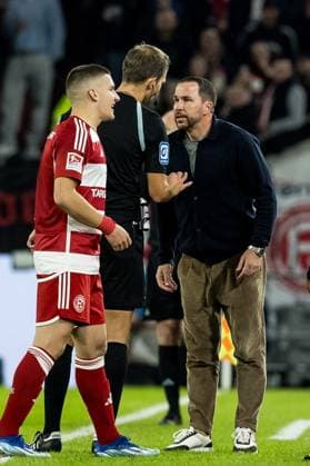 2 Soccer Bundesliga Fortuna Duesseldorf 1895 SV Wehen Wiesbaden 03 11 2023 Christian Weber Sports Director Fortuna Duesseldorf sees yellow 2 Soccer Bundesliga, Fortuna Duesseldorf 1895 SV Wehen Wiesbaden, Duesseldorf, Merkur Spiel Arena DFL REGULATIONS PROHIBIT ANY USE OF PHOTOGRAPHS AS IMAGE SEQUENCES AND OR QUASI VIDEO Copyright: xBEAUTIFULxSPORTS Wunderlx