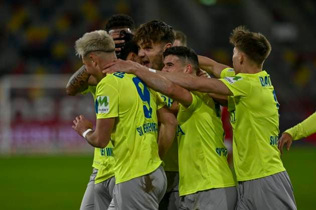 Hyun ju Lee 20, SV Wehen Wiesbaden cheers with the team after scoring the 0 1 goal 03 11 2023 Soccer Fortuna Duesseldorf vs SV Wehen Wiesbaden, Merkur Spiel Arena, Duesseldorf, DFB DFL REGULATIONS PROHIBIT ANY USE OF PHOTOGRAPHS AS IMAGE SEQUENCES AND OR QUASI VIDEO NRW Germany Copyright: xpepphotox xHorstxMauelshagenx pep00321, pep_20231103_hm