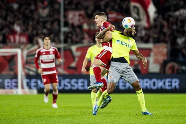 2 Soccer Bundesliga Fortuna Duesseldorf 1895 SV Wehen Wiesbaden 03 11 2023 Header duel Christos Tzolis Fortuna Duesseldorf, 7 , Martin Angha SV Wehen Wiesbaden, 2 2 Soccer Bundesliga, Fortuna Duesseldorf 1895 SV Wehen Wiesbaden, Duesseldorf, Merkur Spiel Arena DFL REGULATIONS PROHIBIT ANY USE OF PHOTOGRAPHS AS IMAGE SEQUENCES AND OR QUASI VIDEO Copyright: xBEAUTIFULxSPORTS Wunderlx