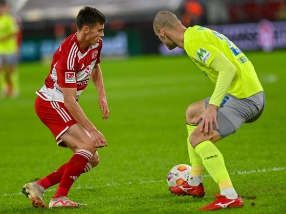 Yannik Engelhardt Fortuna Duesseldorf, 06 passes the ball to Aleksandar Vukotic SV Wehen Wiesbaden, 26 passes Fortuna Duesseldorf vs SV Wehen Wiesbaden, Football, 2 Bundesliga, Matchday 12, Season 2023 2024, 03 11 2023 DFB DFL Regulations prohibit any use of Photographs as image sequences and or quasi video Fortuna Duesseldorf vs SV Wehen Wiesbaden, Football, 2 Bundesliga, Matchday 12, Season 2023 2024, 03 11 2023 Duesseldorf Copyright: xEibner-Pressefoto ThomasxHaeslerx EP_THR