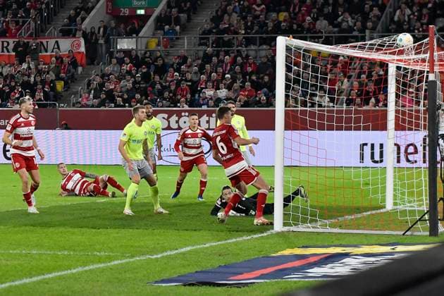 Yannik Engelhardt 6, Fortuna Duesseldorf scores the goal to 1 3 03 11 2023 Soccer Fortuna Duesseldorf vs SV Wehen Wiesbaden, Merkur Spiel Arena, Duesseldorf, DFB DFL REGULATIONS PROHIBIT ANY USE OF PHOTOGRAPHS AS IMAGE SEQUENCES AND OR QUASI VIDEO NRW Germany Copyright: xpepphotox xHorstxMauelshagenx pep00321, pep_20231103_hm
