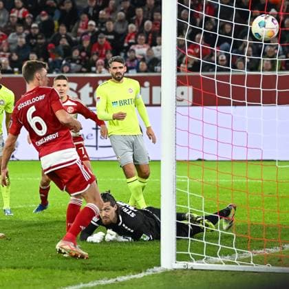 Yannik Engelhardt Fortuna Duesseldorf, 06 can dust off to score 1 3 Florian Strietzel SV Wehen Wiesbaden, 16 lies beaten on the ground Fortuna Duesseldorf vs SV Wehen Wiesbaden, Football, 2 Bundesliga, Matchday 12, Season 2023 2024, 03 11 2023 DFB DFL Regulations prohibit any use of Photographs as image sequences and or quasi video Fortuna Duesseldorf vs SV Wehen Wiesbaden, Football, 2 Bundesliga, Matchday 12, Season 2023 2024, 03 11 2023 Duesseldorf Copyright: xEibner-Pressefoto ThomasxHaeslerx EP_THR