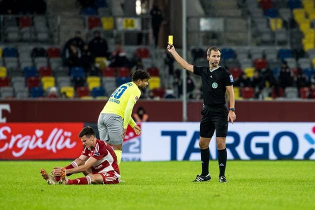 2 Soccer Bundesliga Fortuna Duesseldorf 1895 SV Wehen Wiesbaden 03 11 2023 Kianz Froese SV Wehen Wiesbaden, 30 sees yellow 2 Soccer Bundesliga, Fortuna Duesseldorf 1895 SV Wehen Wiesbaden, Duesseldorf, Merkur Spiel Arena DFL REGULATIONS PROHIBIT ANY USE OF PHOTOGRAPHS AS IMAGE SEQUENCES AND OR QUASI VIDEO Copyright: xBEAUTIFULxSPORTS Wunderlx