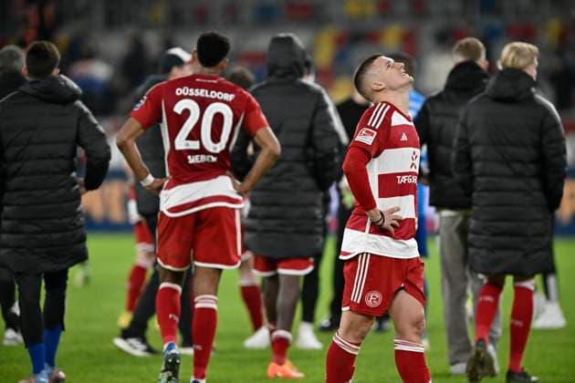 the team of Duesseldorf dissatisfied disappointed dejected frustrated, 03 11 2023 Soccer Fortuna Duesseldorf vs SV Wehen Wiesbaden, Merkur Spiel Arena, Duesseldorf, DFB DFL REGULATIONS PROHIBIT ANY USE OF PHOTOGRAPHS AS IMAGE SEQUENCES AND OR QUASI VIDEO NRW Germany Copyright: xpepphotox xHorstxMauelshagenx pep00321, pep_20231103_hm