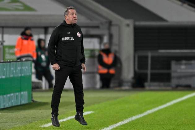 Markus Kauczinski Coach SV Wehen Wiesbaden takes off Mimic strong facial expression Emotion 03 11 2023 Soccer Fortuna Duesseldorf vs SV Wehen Wiesbaden, Merkur Spiel Arena, Duesseldorf, DFB DFL REGULATIONS PROHIBIT ANY USE OF PHOTOGRAPHS AS IMAGE SEQUENCES AND OR QUASI VIDEO NRW Germany Copyright: xpepphotox xHorstxMauelshagenx pep00321, pep_20231103_hm