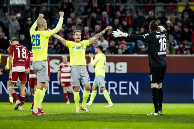 2 Soccer Bundesliga Fortuna Duesseldorf 1895 SV Wehen Wiesbaden 03 11 2023 Aleksandar Vukotic SV Wehen Wiesbaden, 26 , Florian Stritzel SV Wehen Wiesbaden, 16 cheering after the final whistle 2 Soccer Bundesliga, Fortuna Duesseldorf 1895 SV Wehen Wiesbaden, Duesseldorf, Merkur Spiel Arena DFL REGULATIONS PROHIBIT ANY USE OF PHOTOGRAPHS AS IMAGE SEQUENCES AND OR QUASI VIDEO Copyright: xBEAUTIFULxSPORTS Wunderlx