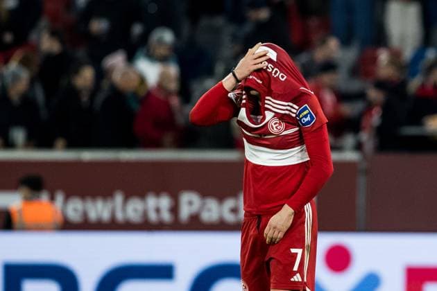 2 Soccer Bundesliga Fortuna Duesseldorf 1895 SV Wehen Wiesbaden 03 11 2023 Christos Tzolis Fortuna Duesseldorf, 7 pulls his jersey over his head in frustration 2 Soccer Bundesliga, Fortuna Duesseldorf 1895 SV Wehen Wiesbaden, Duesseldorf, Merkur Spiel Arena DFL REGULATIONS PROHIBIT ANY USE OF PHOTOGRAPHS AS IMAGE SEQUENCES AND OR QUASI VIDEO Copyright: xBEAUTIFULxSPORTS Wunderlx