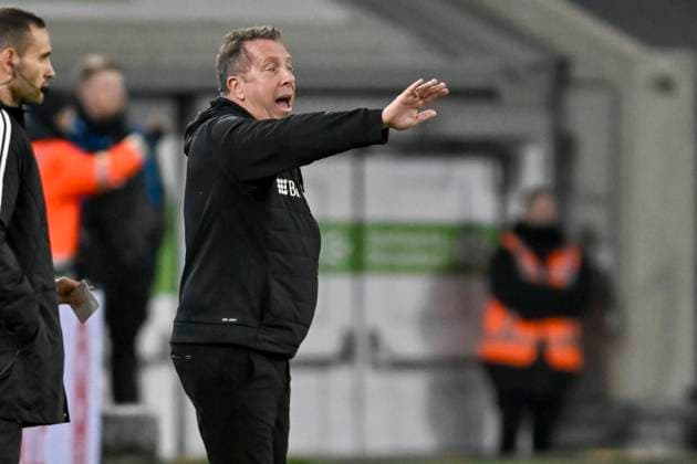 Markus Kauczinski Coach SV Wehen Wiesbaden takes off Mimic strong facial expression Emotion 03 11 2023 Soccer Fortuna Duesseldorf vs SV Wehen Wiesbaden, Merkur Spiel Arena, Duesseldorf, DFB DFL REGULATIONS PROHIBIT ANY USE OF PHOTOGRAPHS AS IMAGE SEQUENCES AND OR QUASI VIDEO NRW Germany Copyright: xpepphotox xHorstxMauelshagenx pep00321, pep_20231103_hm