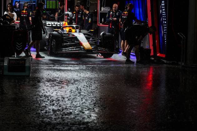 Sport Themen der Woche KW44 Sport Bilder des Tages VERSTAPPEN Max (ned), Red Bull Racing RB19, pitlane, garage, box, during the 2023 Formula 1 Rolex Grande Premio de Sao Paulo, 20th round of the 2023 Formula One World Championship, WM, Weltmeisterschaft from November 3 to 5, 2023 on the Autodromo JosÃ Carlos Pace, in Sao Paulo, Brazil - F1 - SAO PAULO GRAND PRIX 2023 DPPI Panoramic  00123044_G0OD0723